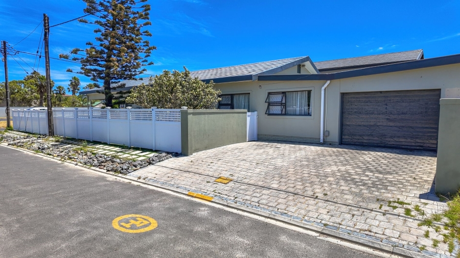 4 Bedroom Property for Sale in Gustrouw Western Cape